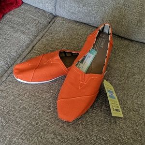 Size 10 orange canvas Toms
